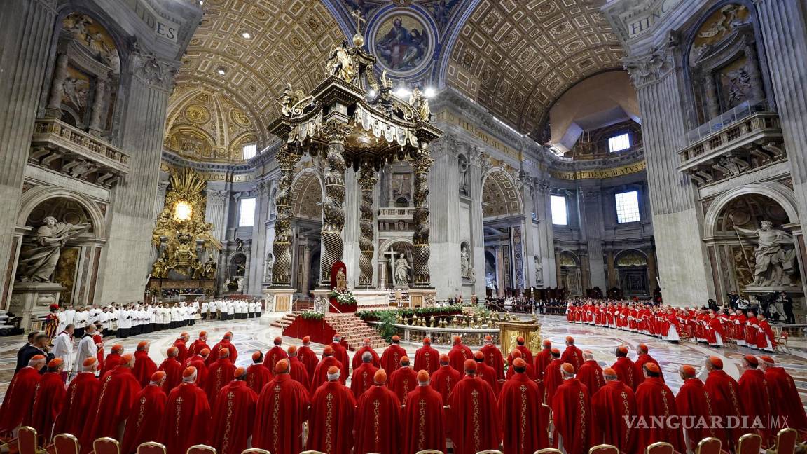 $!Cardenales asisten a la Misa de V Novemdiale en memoria del difunto Papa Francisco en la Basílica de San Pedro, Ciudad del Vaticano.