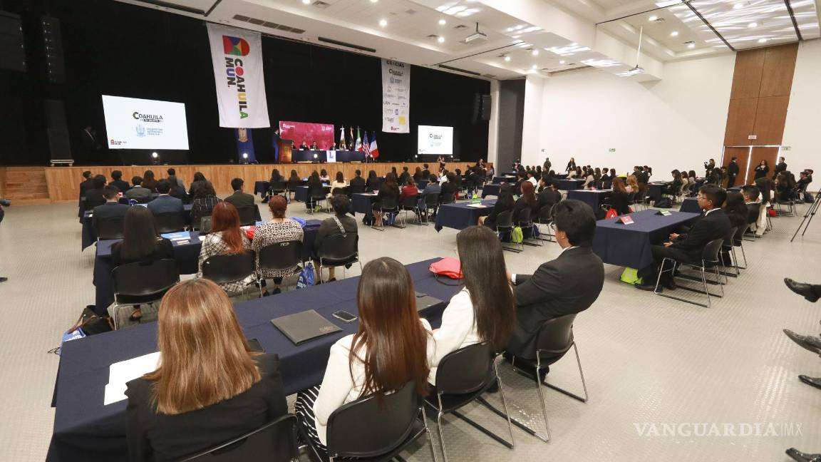 $!Estudiantes desarrollan habilidades de oratoria, pensamiento crítico y trabajo en equipo durante las simulaciones del Coahuila MUN 2024.