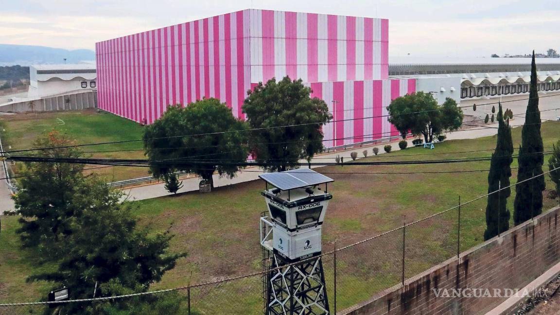 $!EUM20231226POL54.JPG HUEHUETOCA, Méx. Construction/Construcción-Megafarmacia.- 26 de diciembre de 2023. A dos días de la inauguración de la megafarmacia, en Huehuetoca, Estado de México, avanzan a marcha forzada los trabajos de mantenimiento en el exterior; aún no hay evidencia de la llegada de medicamentos. Foto: Agencia EL UNIVERSAL/Archivo/EELG