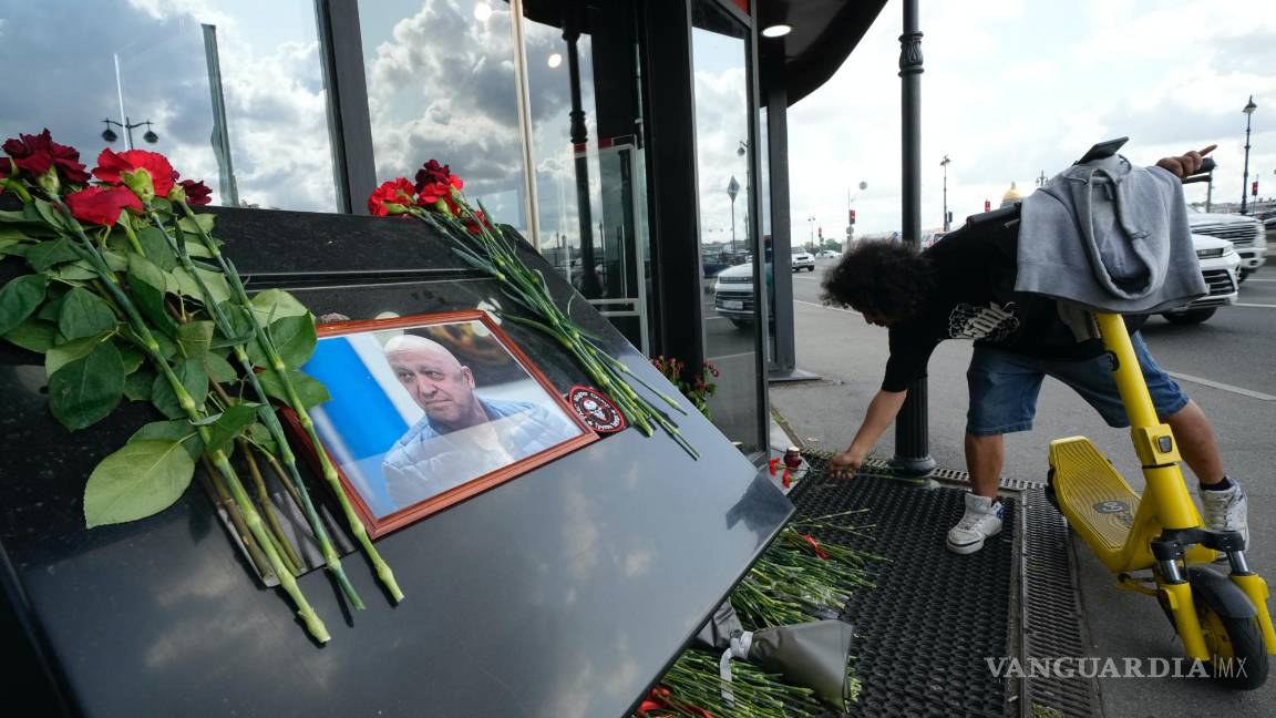 $!Un hombre coloca flores en un monumento en un café propiedad de Yevgeny Prigozhin, jefe de la compañía militar Wagner Group en San Petersburgo, Rusia.