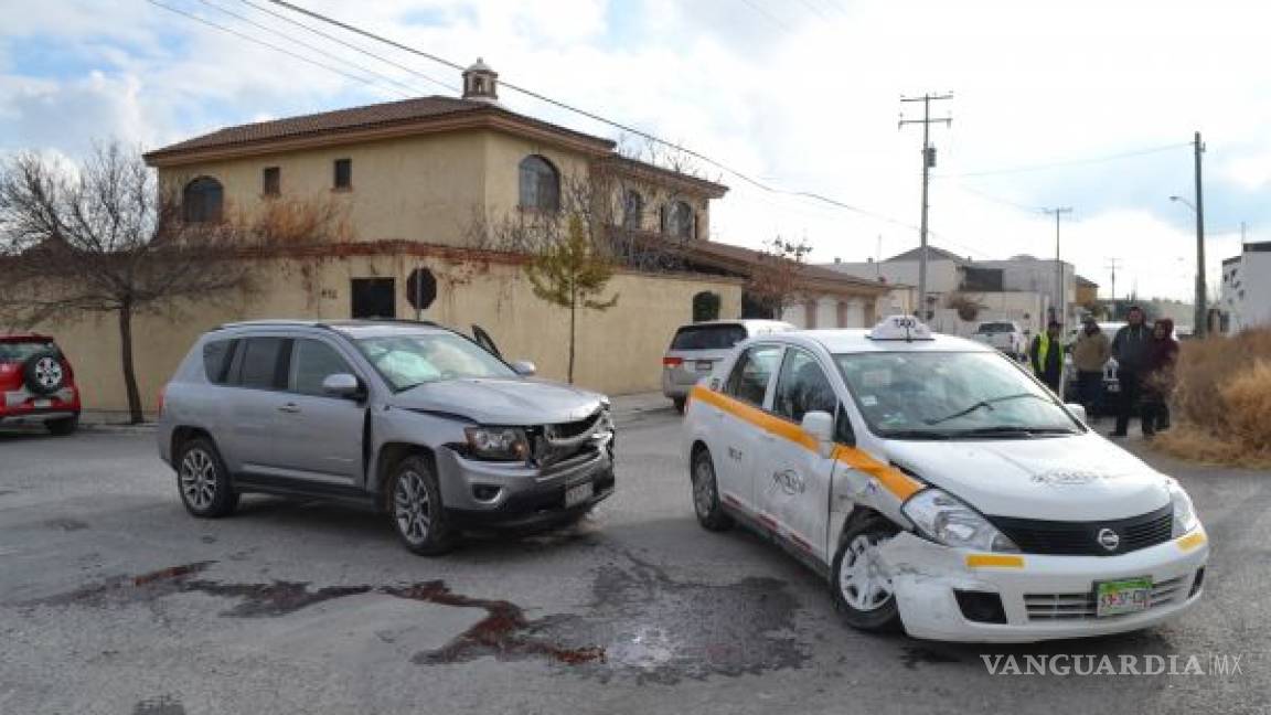 Taxi no respeta alto y provoca choque