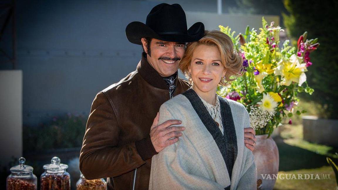 $!Fotografía promocional de Pablo Montero e Iliana Fox como Vicente Fernández y “Cuquita”.