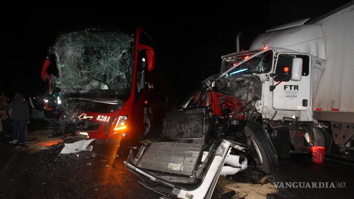 Derrapa autobús y choca contra tráiler en la carretera 57; deja 35 lesionados