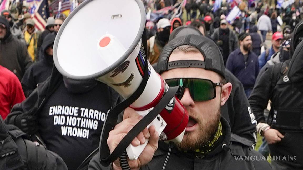 $!Ethan Nordean, miembro de Proud Boy, camina hacia el Capitolio en Washington, en apoyo al presidente Donald Trump, el 6 de enero de 2021.