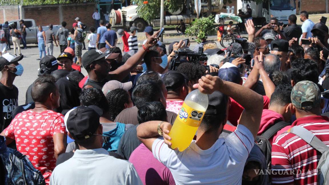 Migrantes cierran calles; exigen regularización