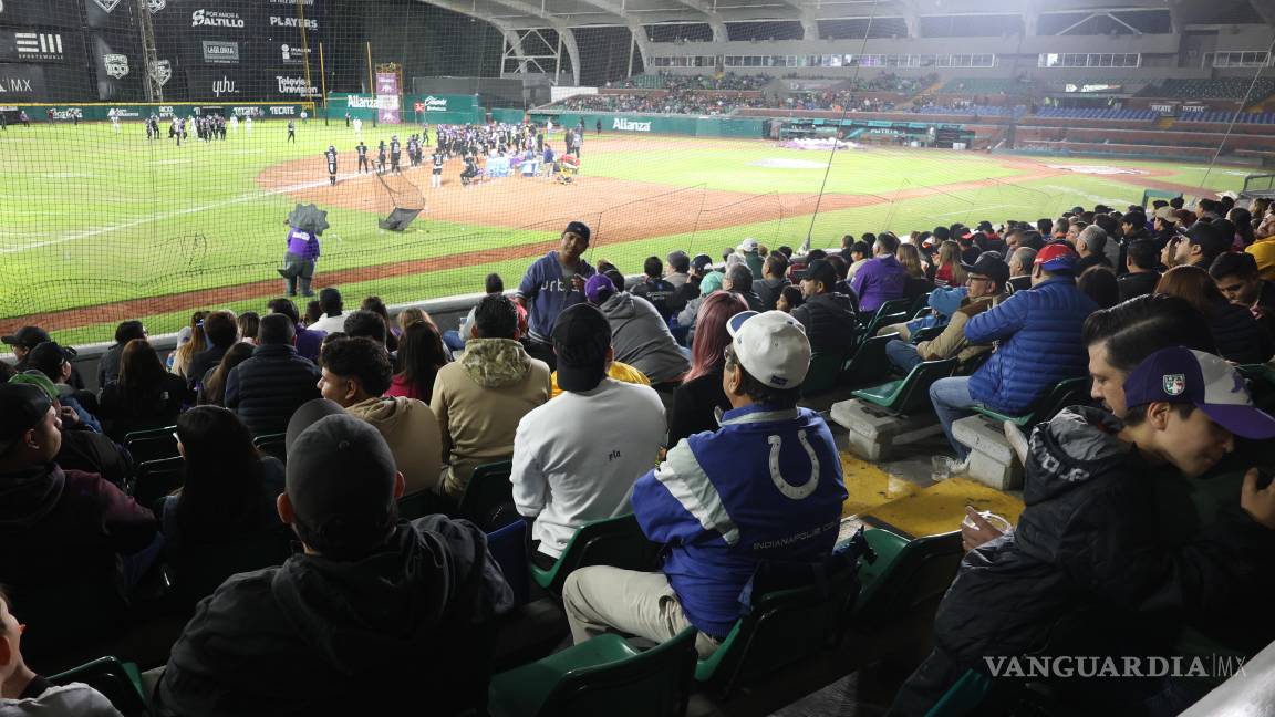 $!Saltillo celebró con su afición el primer triunfo de la temporada en casa.