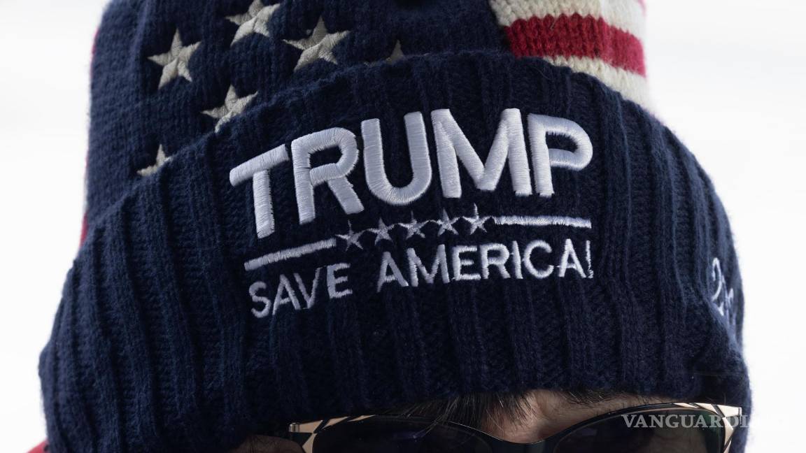 $!Un partidario de Donald Trump espera para ingresar a un mitin de campaña en vísperas de las primarias de New Hampshire, en Laconia, New Hampshire.