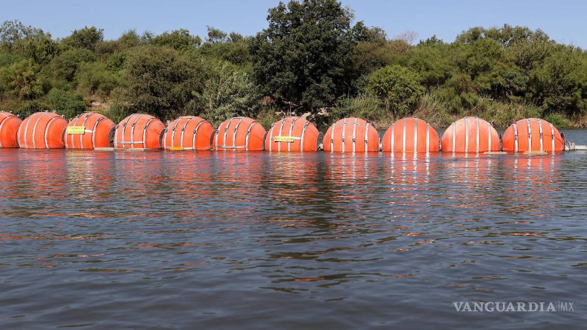 $!El gobernador de Texas, Greg Abbott, instaló boyas en el río Grande para evitar que los migrantes cruzaran la frontera.