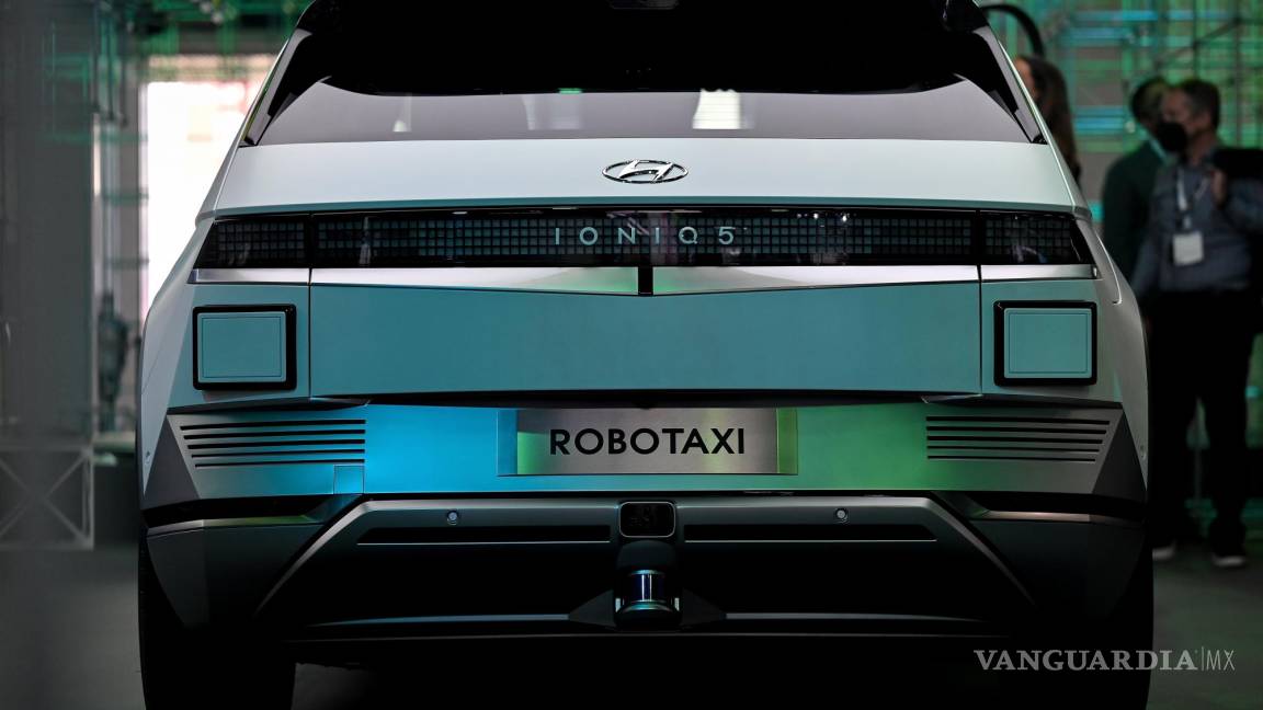 $!El Hyundai IONIQ 5 Robotaxi en exhibición en el primer día de vista previa para la prensa del Salón Internacional del Automóvil IAA en Munich, Alemania. EFE/EPA/Sascha Stenbach