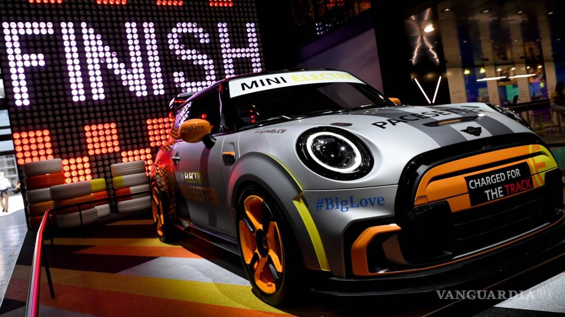 $!El Mini Cooper Electric en exhibición en el primer día de vista previa para la prensa del Salón Internacional del Automóvil IAA en Munich, Alemania. EFE/EPA/Sascha Stenbach