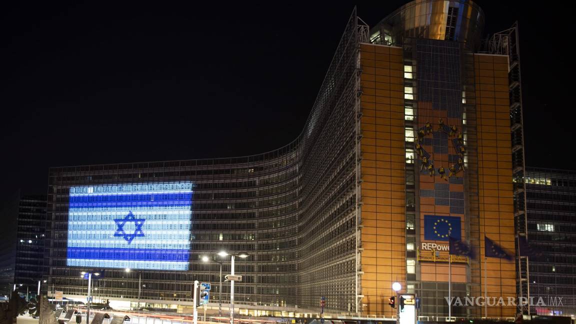 $!Una proyección luminosa con los colores de la bandera israelí en el Berlymont, la sede de la Comisión Europea, en Bruselas, Bélgica.