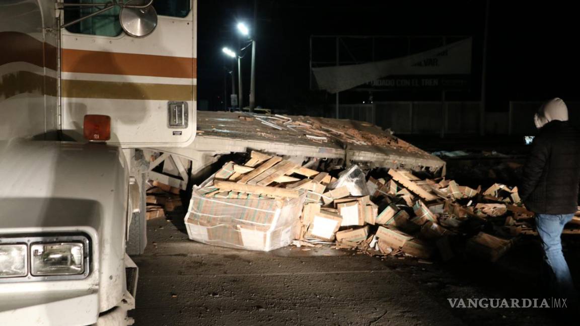 $!Trailero intenta ganarle paso al tren, en Ramos Arizpe