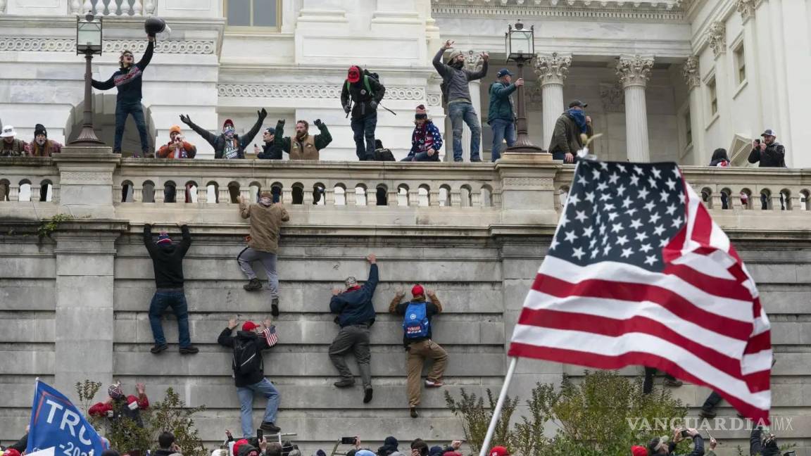 $!El 6 de enero de 2021 resultaron heridos unos 140 agentes cuando unas 10,000 personas, la mayoría seguidores de Trump tras el asalto al Capitolio.