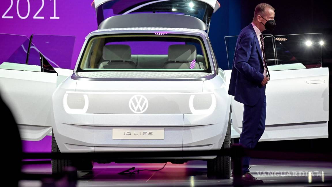 $!El CEO de Volkswagen, Herbert Diess, se encuentra junto al VW ID. Life en exhibición en el Salón Internacional del Automóvil IAA en Munich, Alemania. EFE/EPA/Sascha Stenbach