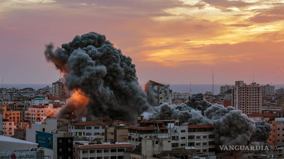 $!El humo se eleva después de que aviones de combate israelíes atacaran la torre Palestina en la ciudad de Gaza, 7 de octubre de 2023.