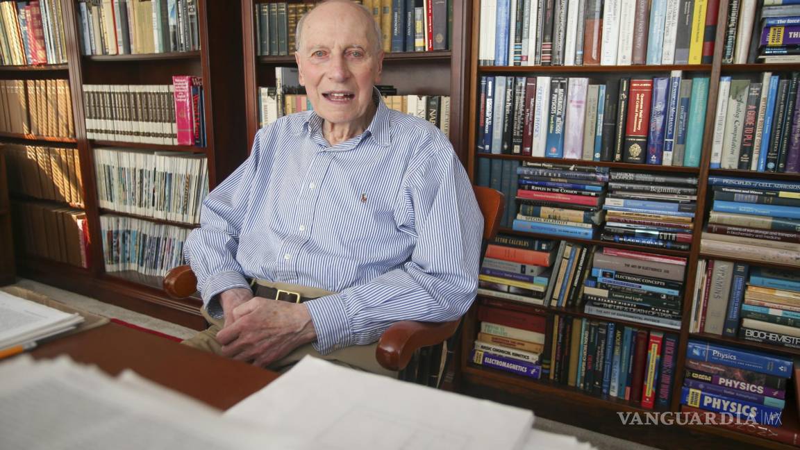 Hombre de 89 años obtiene el título de doctor en Física