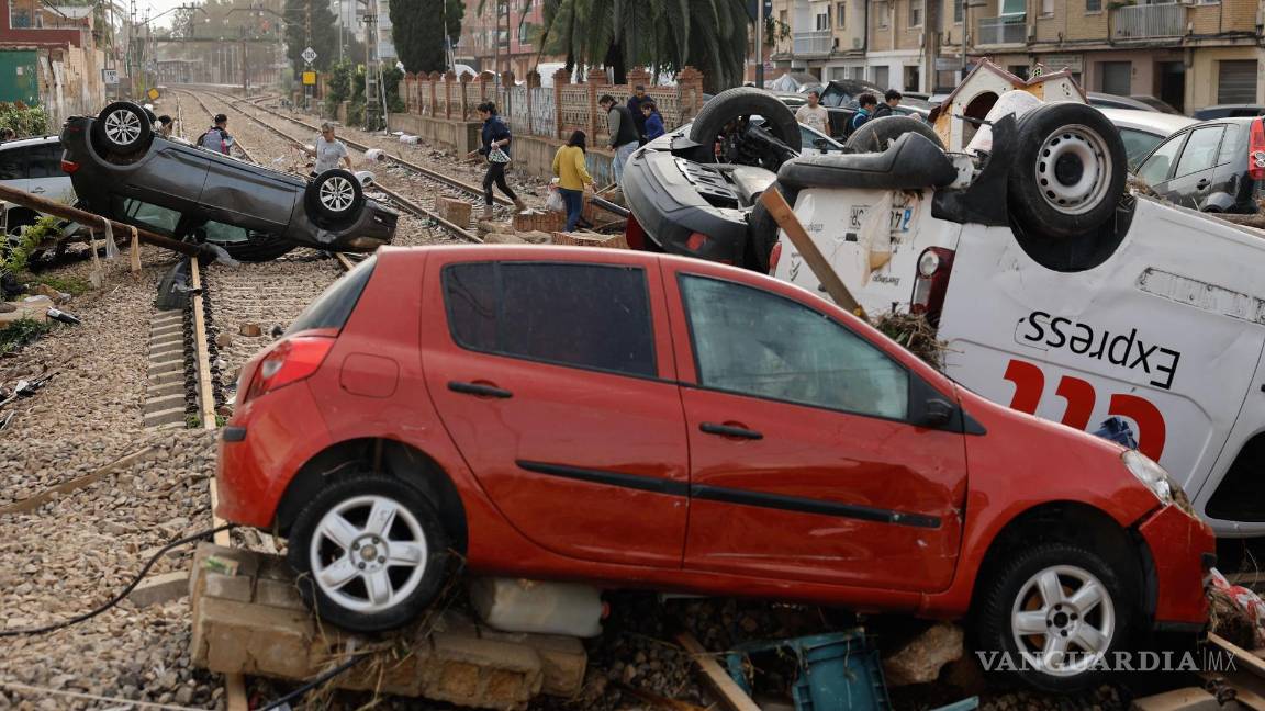 $!Vehículos amontonados en una calle tras las intensas lluvias de la fuerte dana que afecta especialmente el sur y el este de la península ibérica en Sedaví, Valencia.
