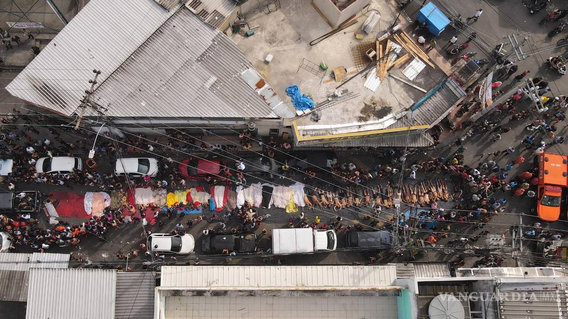 $!Vista aérea de cuerpos sin vida en una calle de Río de Janeiro, Brasil.