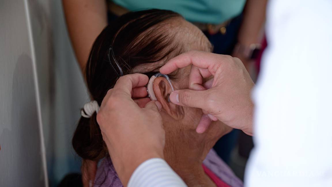 $!La unidad médica “Amor en Movimiento” ofreció consultas y entregó aparatos auditivos y lentes de manera gratuita.