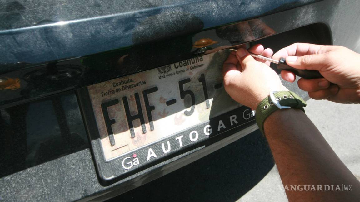 Detienen a Policía de Coahuila a bordo de un auto con placas sobrepuestas