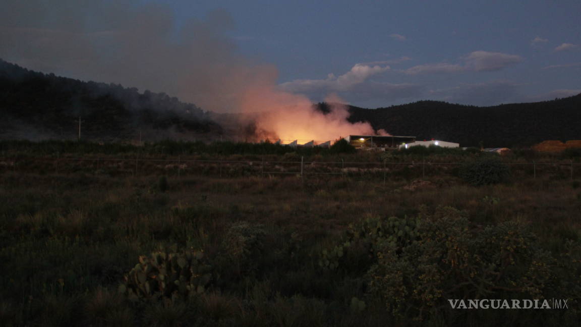 Voraz incendio consume toneladas de paja en granja del ejido Huachichil en Arteaga