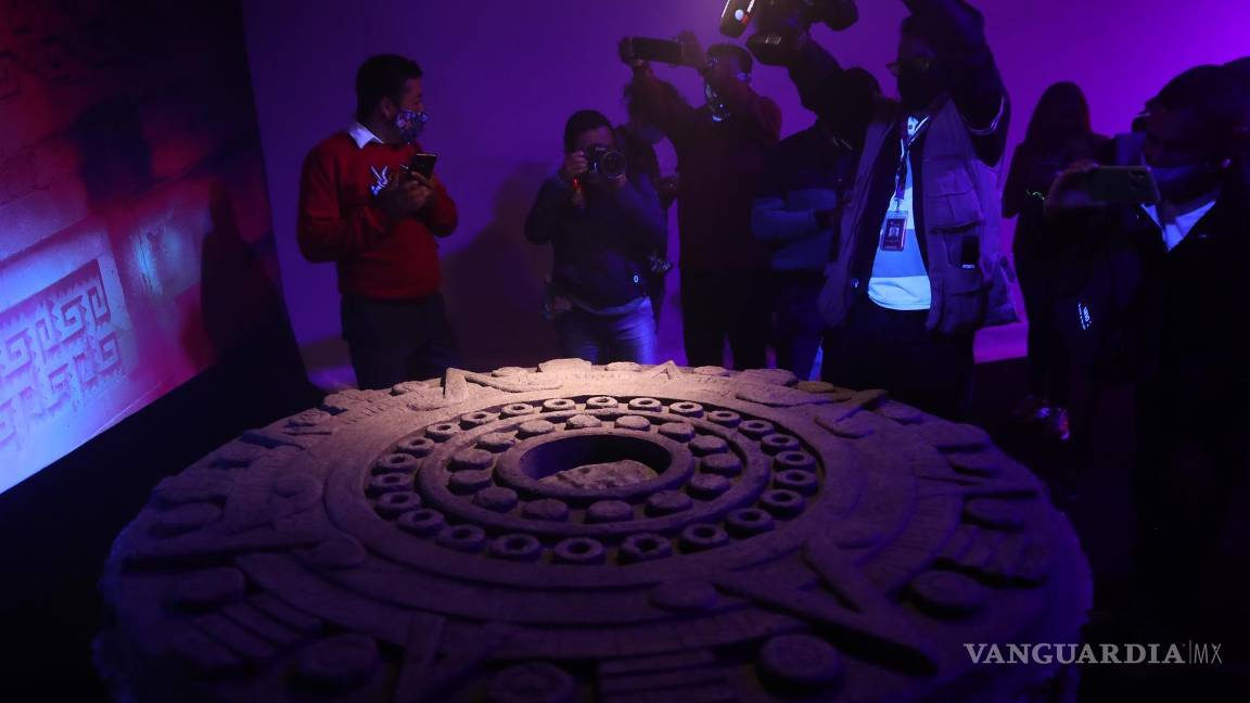 $!Visitantes observan la exposición “Inframundo” con motivo del Día de Muertos en Ciudad de México. EFE/Sáshenka Gutiérrez