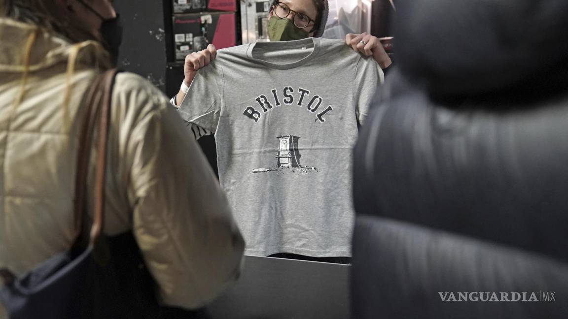 Banksy crea camiseta para acusados de derribar estatua