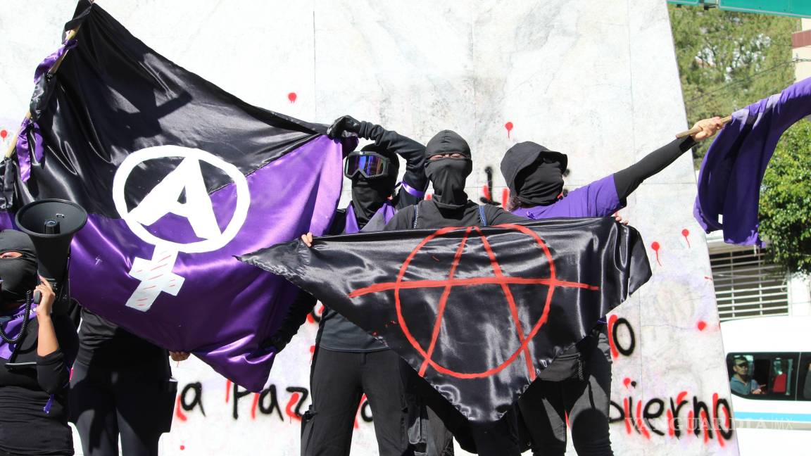 $!CHILPANCINGO, GUERRERO, 0 8MARZO 2025.- Durante el desarrollo del Día Internacional de la Mujer, el contingente conformado por poco más de 300 mujeres, partieron en marcha minutos después de las 3 de la tarde del monumento a Las Banderas, en dirección al sur de la ciudad, para culminar con un mitin en Ciudad Judicial. En su recorrido, realizaron distintas paradas en Ciudad Universitaria (C. U.), Recinto Oficial del Poder Ejecutivo de Guerrero (ROPEG, antes llamado Palacio de Gobierno), Hospital de la Madre y el Niño Guerrerense (HMNG), Lienzo Charro 'Dario L. Arrieta', Secretaría de los Migrantes y Asuntos Internacionales y Fiscalía General del Estado (FGE), donde el Bloque Negro que acompañó esta marcha, realizó pintas y pego fichas de mujeres desaparecidas y asesinadas, deudores alimenticios, además de que en estos puntos también realizaron distintas denuncias qué iban desde violaciones hasta demandas de pensión y violencia familiar. En su paso por el HMNG, denunciaron la violencia obstétrica de las que han sido víctimas las mujeres en ese lugar, mientras que en las instalaciones de la Universidad Autónoma de Guerrero (UAGro) lamentaron la falta de justicia hacia las mujeres y la protección de violadores y acosadores, principalmente docentes, en las distintas Facultades y escuelas de la máxima casa de estudios del estado.