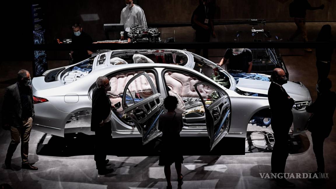 $!Los visitantes miran el interior de una limusina Mercedes-Benz en exhibición en el Salón Internacional del Automóvil IAA en Munich, Alemania. EFE/EPA/Sascha Stenbach