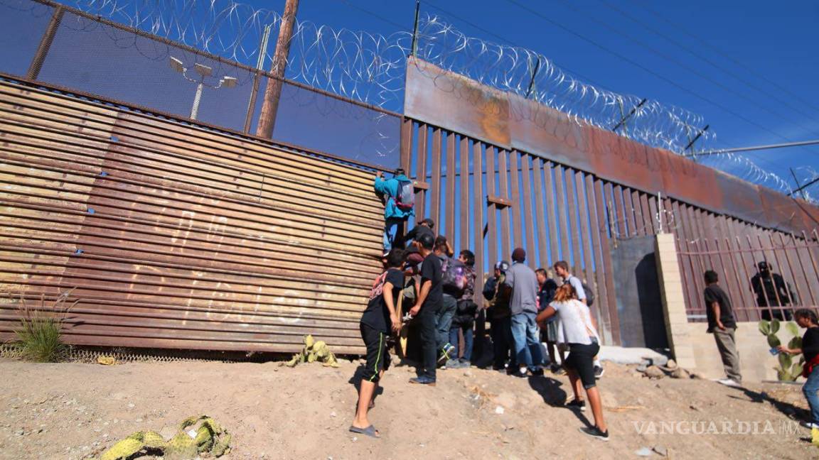 $!Estalla violencia en cruce Tijuana-San Diego; agentes de EU lanzan gas lacrimógeno a migrantes