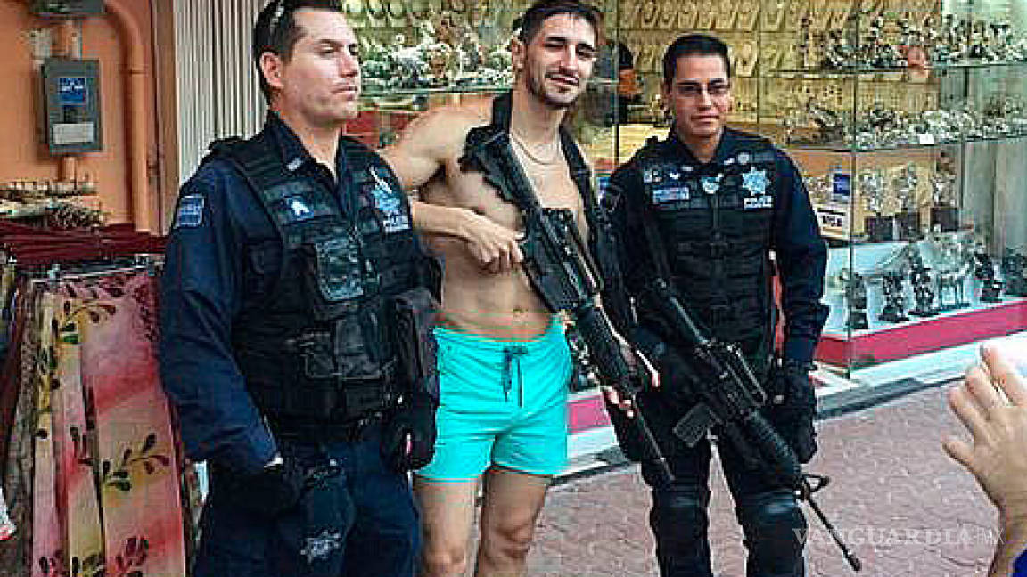 Un policía federal le prestó su rifle a un turista para posar en foto
