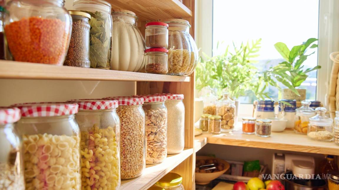 $!Surtido de alimentos saludables en la despensa.