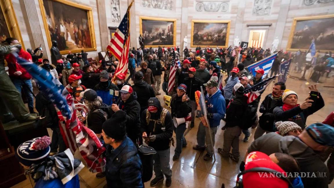 $!Seguidores del expresidente de Estados Unidos Donald Trump irrumpen en el Capitolio, en Washington, el 6 de enero de 2021.