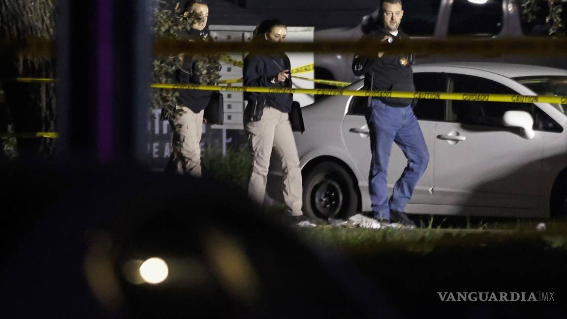 $!Los investigadores del Sheriff del Condado de San Joaquín inspeccionan la escena de un tiroteo masivo en una fiesta de cumpleaños infantil en Stockton, California.