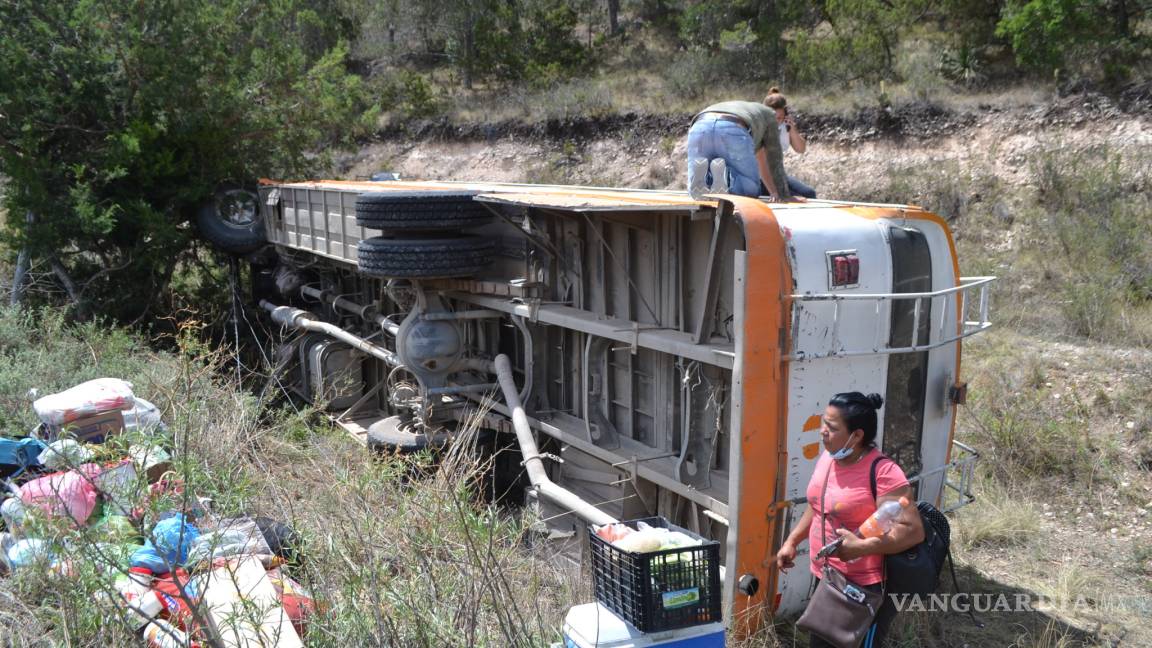 Encontronazo entre automóvil y autobús en carretera estatal de Coahuila