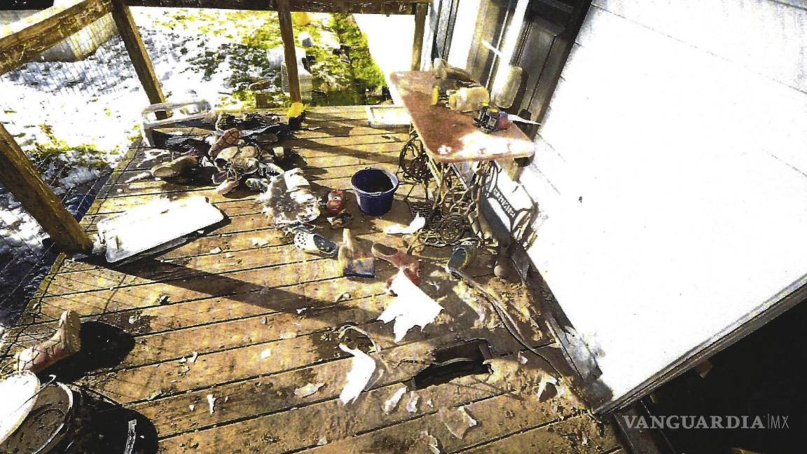 $!Esta imagen utilizada como prueba muestra el porche delantero donde, según los fiscales federales, Chris Arthur escondió una bomba en su casa de Mount Olive.