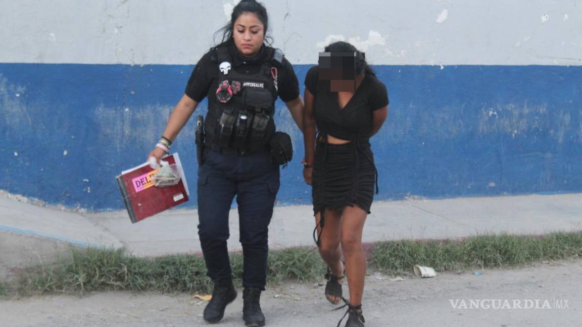 Descubren a mujer golpeando a sus hijas y vecinos intentan lincharla en Monclova