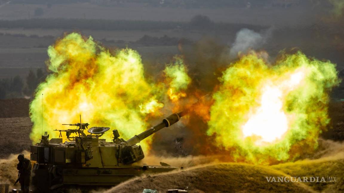 $!Una unidad de artillería israelí bombardea una zona a lo largo de la frontera con Gaza, en el sur de Israel.