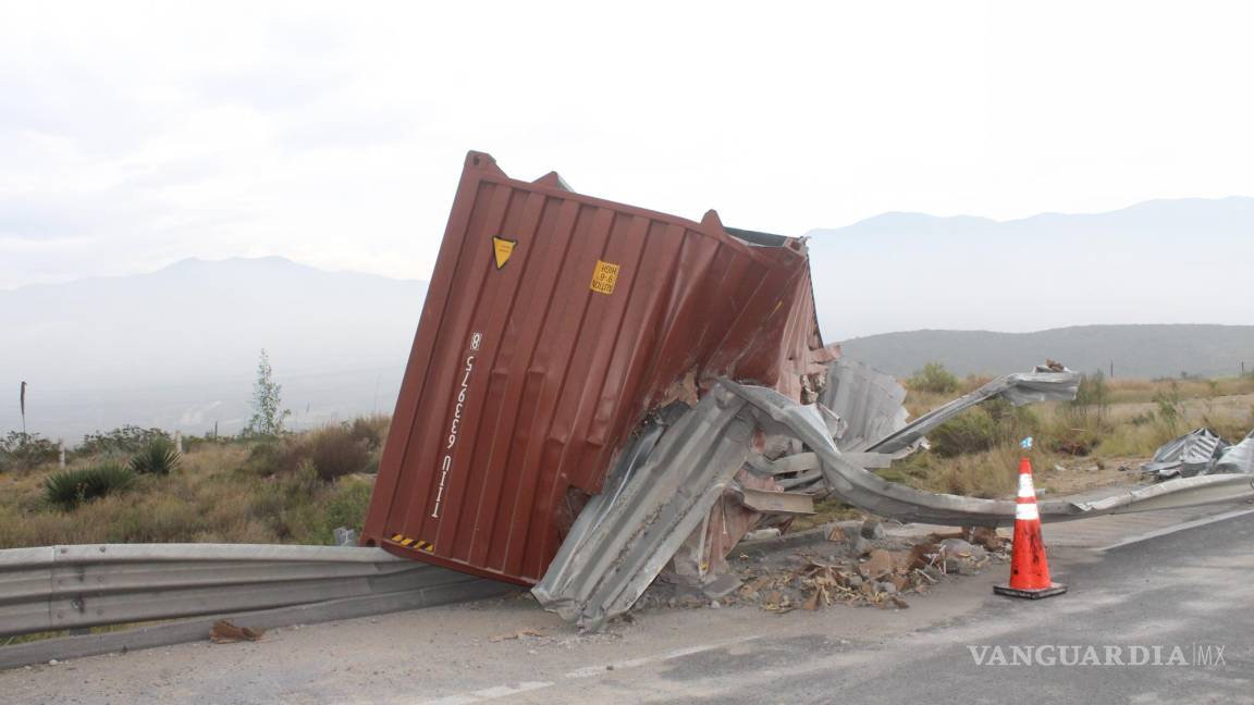 Vuelca trailero y destruye valla perimetral, en Saltillo