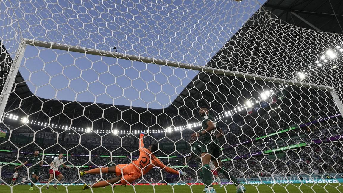 $!Piotr Zielinski anota para abrir el marcador 1-0 para los polacos.