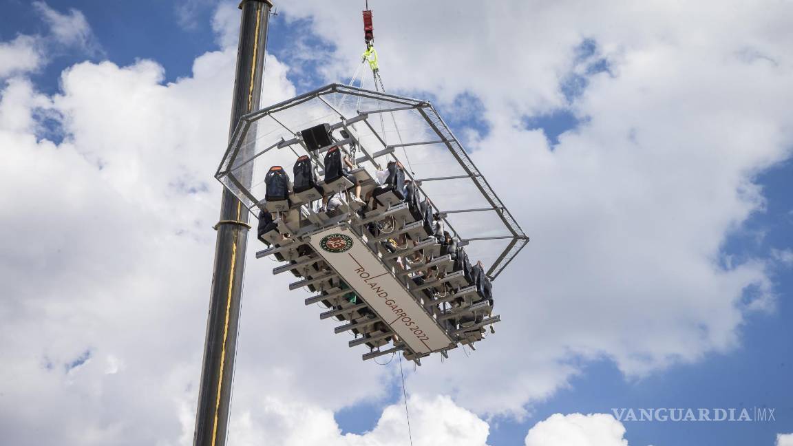 $!Periodistas e invitados asisten a una presentación para la prensa de un bar-restaurante suspendido en una góndola sobre el estadio Roland Garros en París.