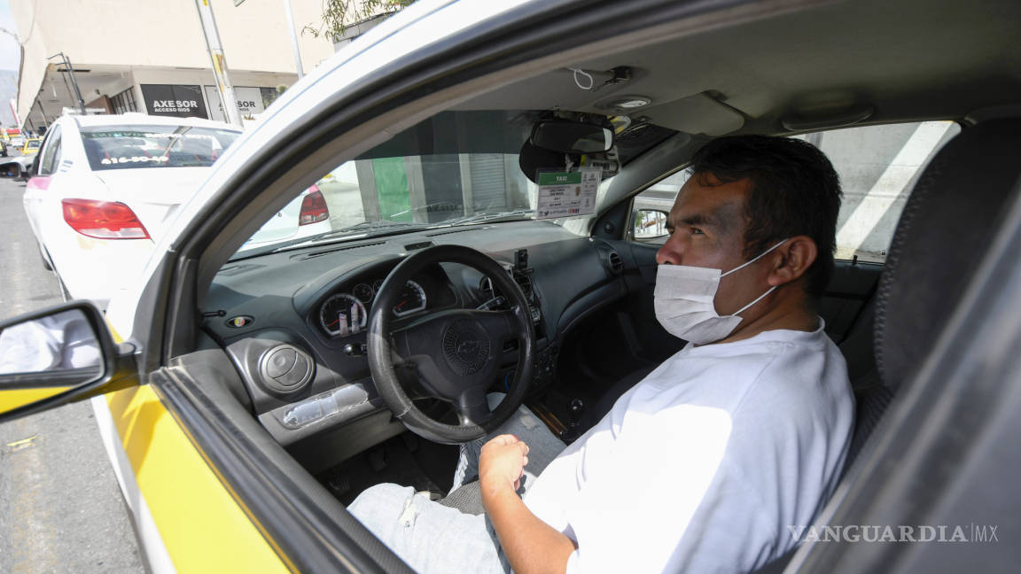Se 'arman' taxistas de Saltillo con gel y cloro contra el coronavirus