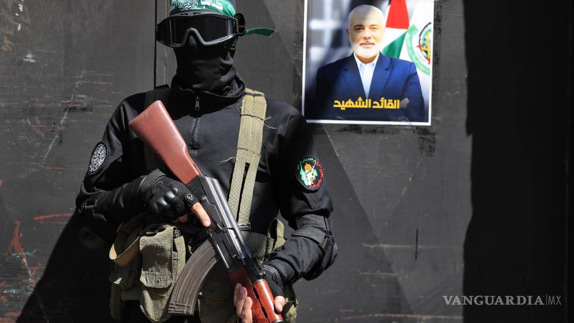 $!Un combatiente de Hamas se encuentra junto a un retrato que muestra al ex líder político de Hamas Ismail Haniyeh.