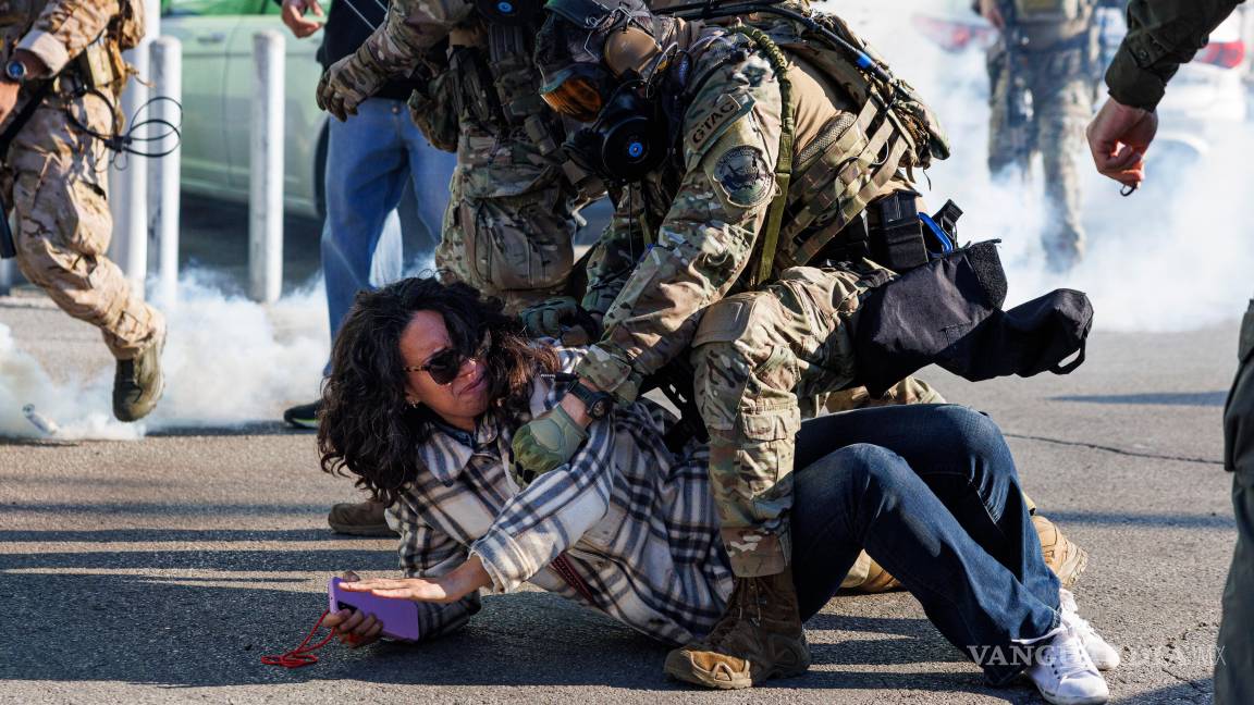 $!Agentes federales de control de inmigración detienen a un manifestante en el barrio de Little Village, Chicago.