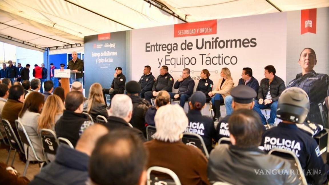 Entregan equipo táctico y uniformes a policías de Torreón