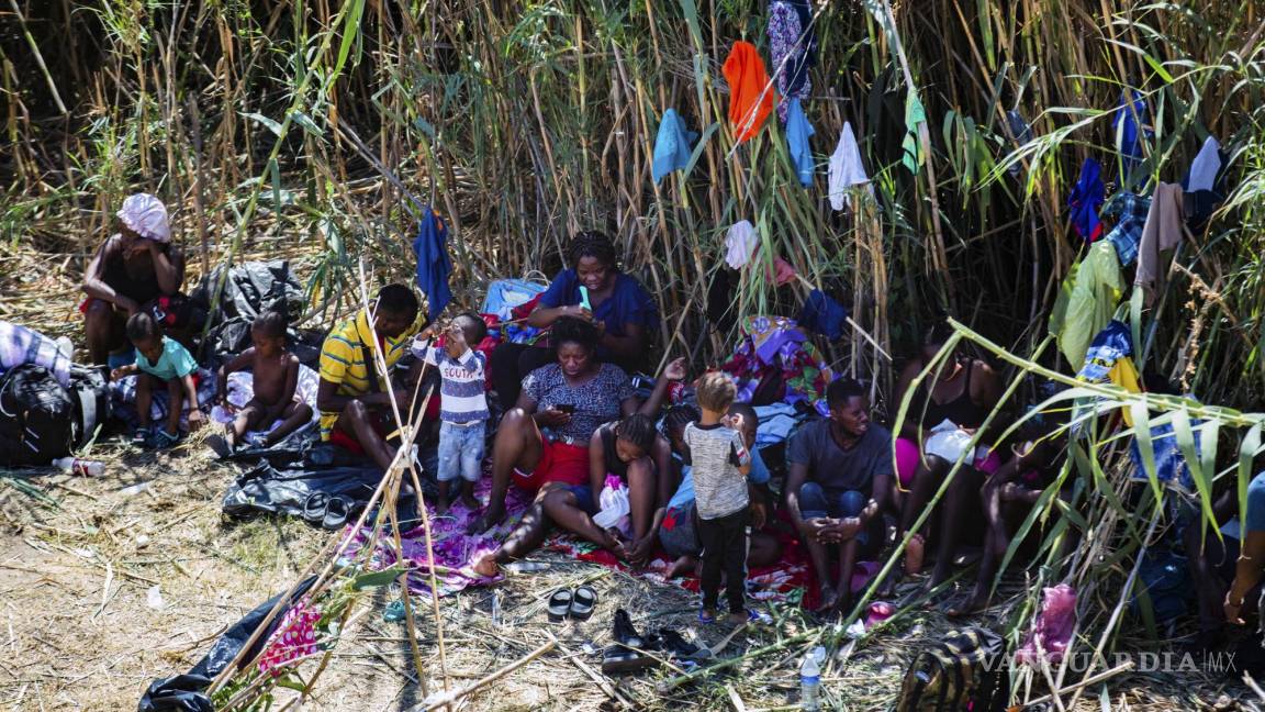 Miles de migrantes ‘acampan’ en puente de Ciudad Acuña-Del Paso, Texas