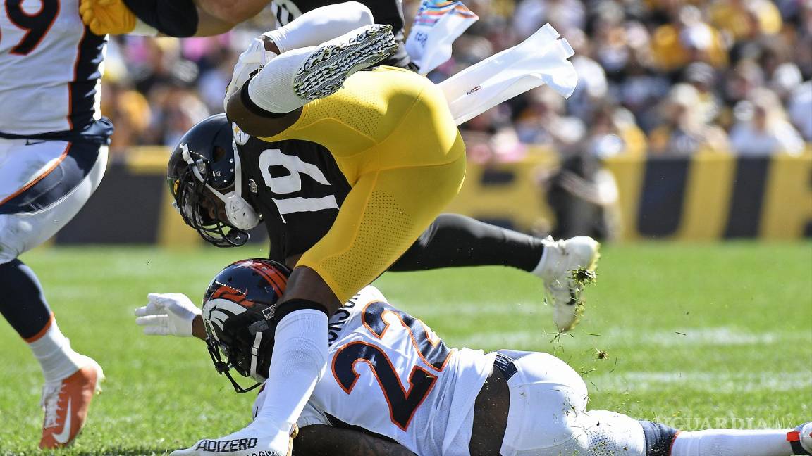 $!El safety Kareem Jackson (22) tuvo una jugada de contacto fuerte con Smith-Shuster y el WR de los Steelers salió lastimado en las acciones.