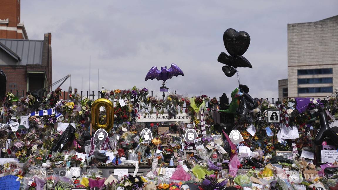 $!Ofrendas florales colocadas en el banco del puente Black Sabbath en Broad Street en memoria del líder de Black Sabbath, Ozzy Osbourne.
