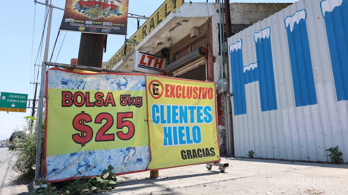 $!Las fábricas de hielo continúan operando al máximo para evitar un posible desabasto.