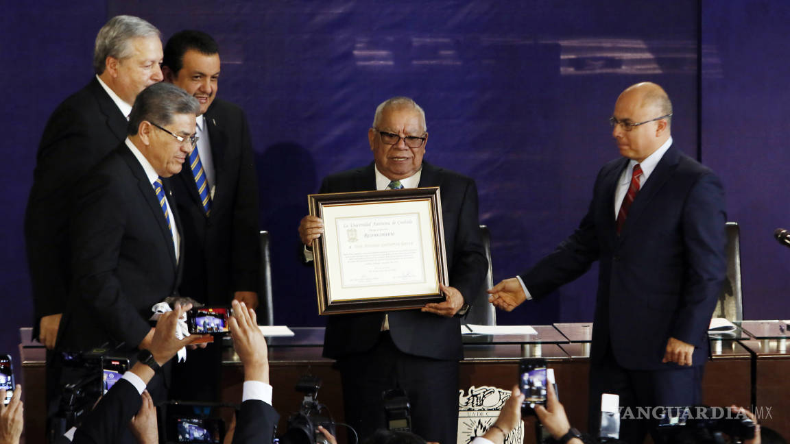Reconoce UAdeC mérito y trayectoria universitaria; entrega las medallas “Juan Antonio de la Fuente” y “Miguel Ramos Arizpe”